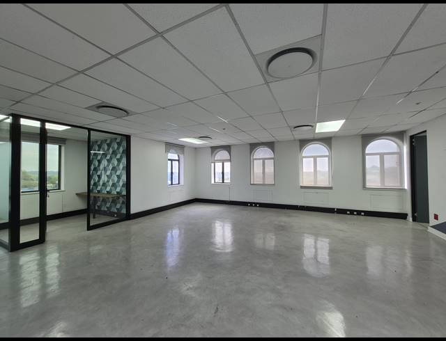 6,233M² OFFICE FOR SALE IN HYDE PARK